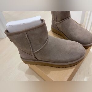 Caribou size 6 classic mini Uggs brand new